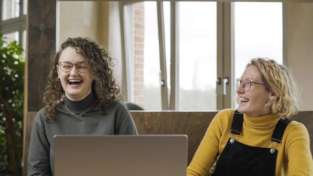 two data analysts talking about their project